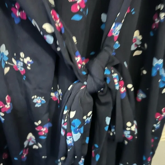 NWT VERSATILE Floral Wrap Dress w/V Neck and a Comfortable Knit Fit - Picture 6 of 12